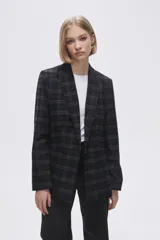 Blazer con estampado a cuadros en tonos azul marino, gris y negro. Corte clásico con solapas y cierre frontal con un botón.