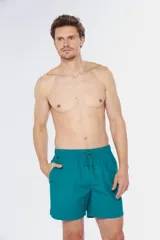 Short de baño color coral con cintura elástica y cordón ajustable.