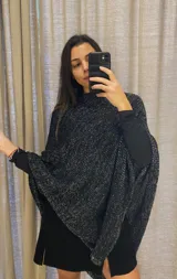 Poncho negro con lurex plateado.