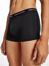 Pack de tres bóxers negros de algodón elástico con cintura elástica con logo de Tommy Hilfiger en blanco y detalles en rojo y azul.