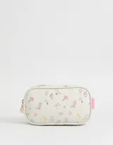Cartuchera de PU color crema con estampado de flores, botas de cowboy y lazos. Tiene cierre con tirador metálico en forma de bota.