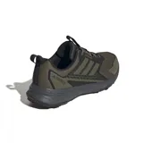 Championes de trail running Adidas Terrex Tracefinder, color verde oliva con detalles en negro y naranja.