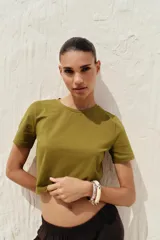 Camiseta de manga corta con cuello redondo, corte cropped y patrón de rayas horizontales en azul marino y blanco.