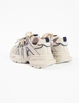 Zapatillas negras de cuero vegano con plataforma de 5 cm y suela track.