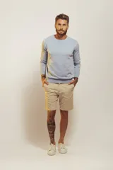 Sweater azul marino de punto liso, con cuello redondo y mangas largas.