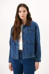 Chaqueta de jean azul con cuello de pana color camel, corte recto y bolsillos frontales.