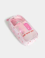 Cartuchera de poliuretano estampada con diseño de objetos personales, con ventana de PVC y compartimentos. Incluye cierre superior y tiradores de goma con forma de moño.