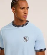 Remera deportiva masculina confeccionada en Rib con tecnología dry, en modelo comfort. Posee cuello redondo, manga corta, estampa localizada y bies contrastante.