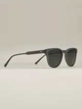 Lentes de sol con montura color carey y lentes polarizadas color negro.