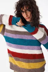 Sweater tejido de punto con diseño a rayas horizontales de colores: blanco, marrón, lila, turquesa, rojo y mostaza.