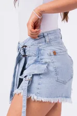 Short pollera de jean celeste con cintura alta, corte evasé, detalle de cinturón con hebilla metálica y terminación desflecada.