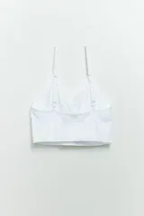 Top blanco de microfibra con breteles finos y corte ancho.