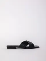 Sandalia baja de PU negra con tiras entrelazadas en el empeine y taco de 1 cm.