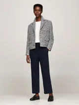 Pantalón chino azul marino de corte slim, con bolsillos laterales y traseros.