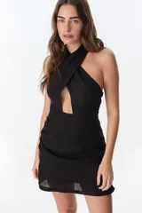 Vestido corto azul de lino italiano, con cuello halter cruzado y corte a la cintura.