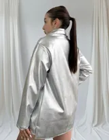 Sobrecamisa plateada con textura croco, cuello camisero, manga larga y cierre frontal con botones.