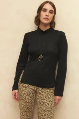 Polera negra de algodón con cuello alto y mangas largas.