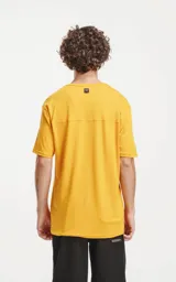 Remera básica de manga corta, calce regular slim fit, color azafrán (amarillo mostaza). Presenta un recorte en la espalda.