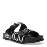 Sandalias negras con dos tiras anchas con hebillas plateadas y estampado con la frase "Be You".