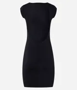 Vestido corto negro de jersey, con escote barco, mangas cortas, espalda descubierta y fruncido lateral.