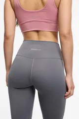 Calza negra de tiro alto con corte Oxford.