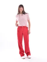 Remera negra de manga corta y cuello redondo, con corte holgado.