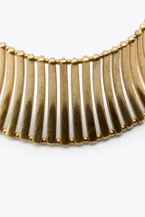 Collar tipo choker dorado con piezas metálicas en forma de barras verticales. Cierre con mosquetón y cadena de alargue.