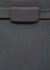 Falda midi de corte lápiz color gris oscuro con finas rayas verticales, cinturón desmontable y abertura en el bajo.
