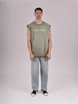 Musculosa verde militar con cuello redondo y estampado frontal con la leyenda "Street Culture" en letras blancas.