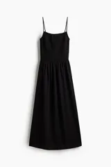 Vestido midi negro con breteles finos ajustables, escote recto, cuerpo ajustado con punto smock y falda con vuelo.