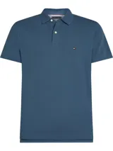 Chomba azul de Tommy Hilfiger con cuello tipo chomba, cartera de dos botones y logo bordado en el pecho.