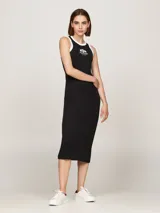 Vestido midi negro de punto acanalado, con cuello redondo y sisas con ribete blanco en contraste. Presenta un logo estampado en el pecho.