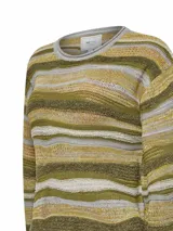 Sweater de punto con cuello redondo y mangas largas, con diseño de rayas horizontales en tonos verde oliva, gris y dorado.
