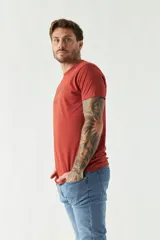 Remera gris de algodón con logo estampado en el pecho, cuello redondo y mangas cortas.