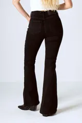 Pantalón de jean negro de corte acampanado y tiro alto.