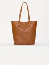 Bolso tote marrón de cuero vacuno con correa al hombro, apliques color marfil y logo JCH en el frente. Incluye sobre desmontable en el interior.