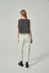 Musculosa gris con estampado de texto y dibujos en tonos marrones y blancos.