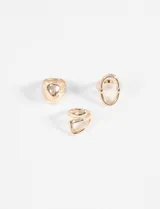 Set de tres anillos dorados con diferentes diseños: uno liso, uno con forma ovalada y otro con forma de espiral.