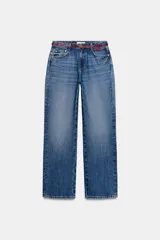 Pantalón de jean celeste de tiro alto, corte recto y largo, con cinco bolsillos y cinturón marrón de cuero.