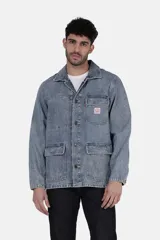 Campera de mezclilla azul de corte clásico con múltiples bolsillos y cierre frontal.