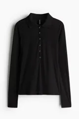Remera polo negra entallada de punto transparente, de manga larga con cuello clásico y tapeta de botones.