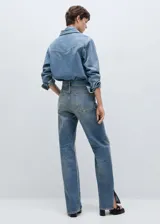 Pantalón de jean celeste de corte recto con aberturas en el bajo.