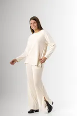 Pantalón palazzo color crema de morley de vara ancha en algodón y viscosa, con bolsillos y cintura elastizada.