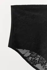 Braguita negra de tiro alto con cintura elástica y detalle de encaje floral en la parte trasera.