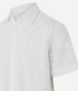 Camisa blanca de algodón con bordado de flores, corte regular, cuello inglés, manga corta y abotonadura frontal.