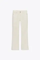 Pantalón de jean azul oscuro, de tiro bajo, corte slim fit y bootcut. Con cinco bolsillos y cierre frontal con cremallera y botón.