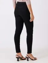 Jegging de algodón marca Sound Style, color negro, con bolsillos simulados en la parte delantera y bolsillos aplicados en la trasera. Modelo skinny de tiro alto.