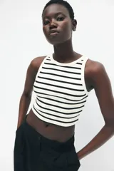 Musculosa cropped de punto acanalado color crudo con rayas horizontales negras, de corte ajustado y cuello redondo.