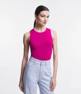 Musculosa fucsia de punto con cuello redondo y detalle de ondas en sisas y cuello.