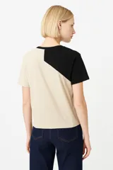 Remera color marrón y beige con corte diagonal.